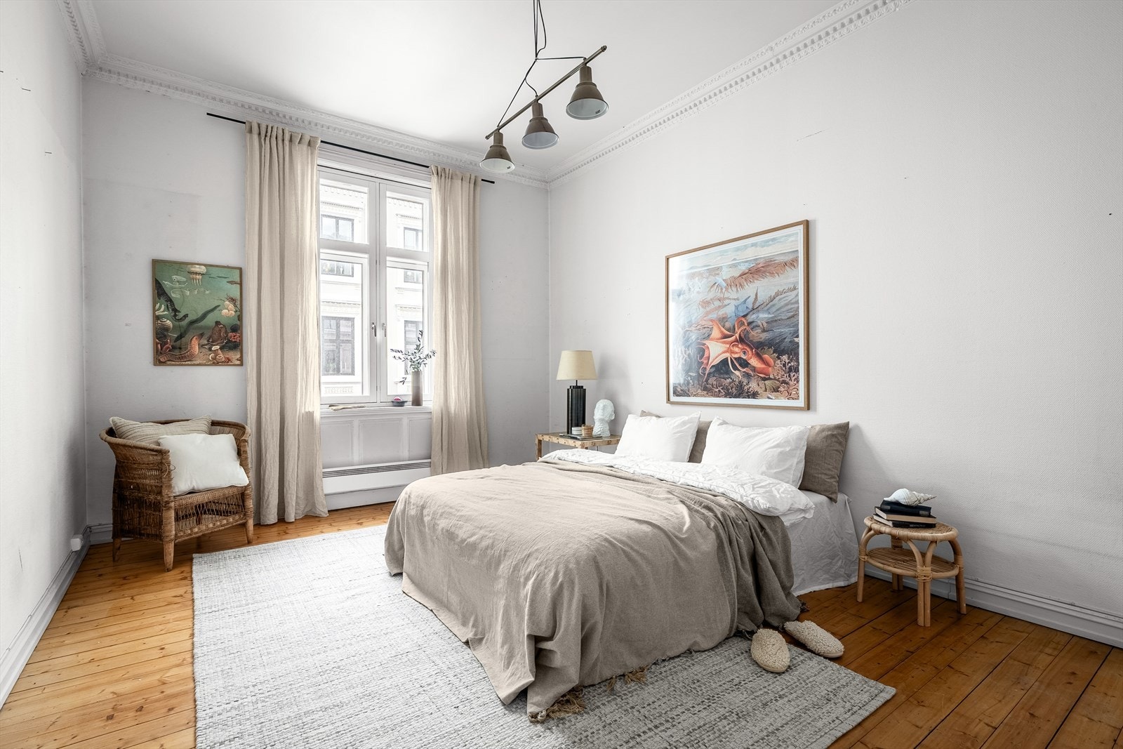 Romslig soverom med god plass til dobbeltseng og tilhørende møblement. Galleribilde