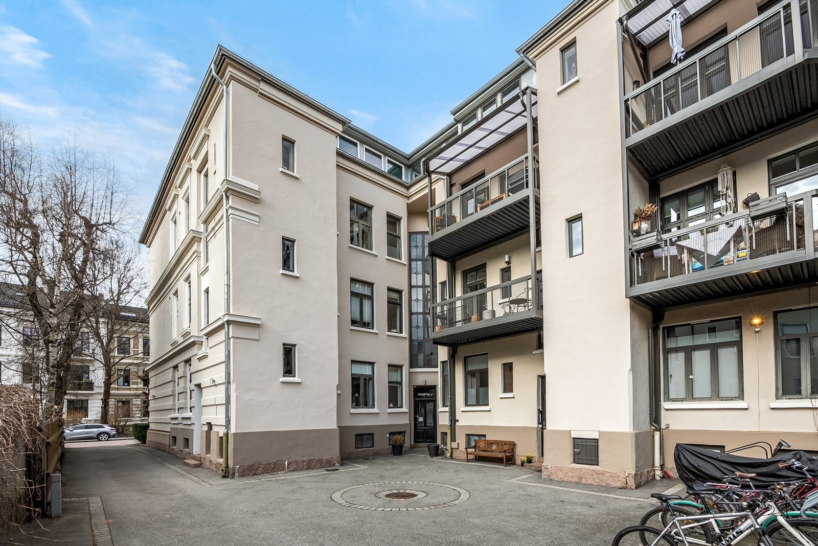 Hyggelig bakgård. Galleribilde