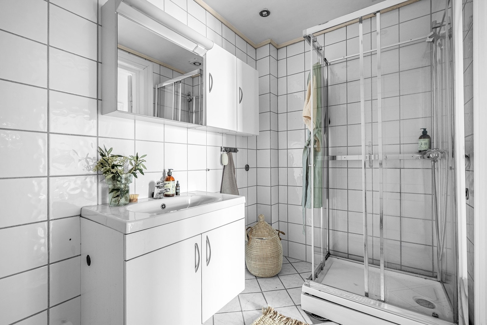 Helfliset baderom med varmekabler i gulvet (ukjent funksjon på disse). Galleribilde