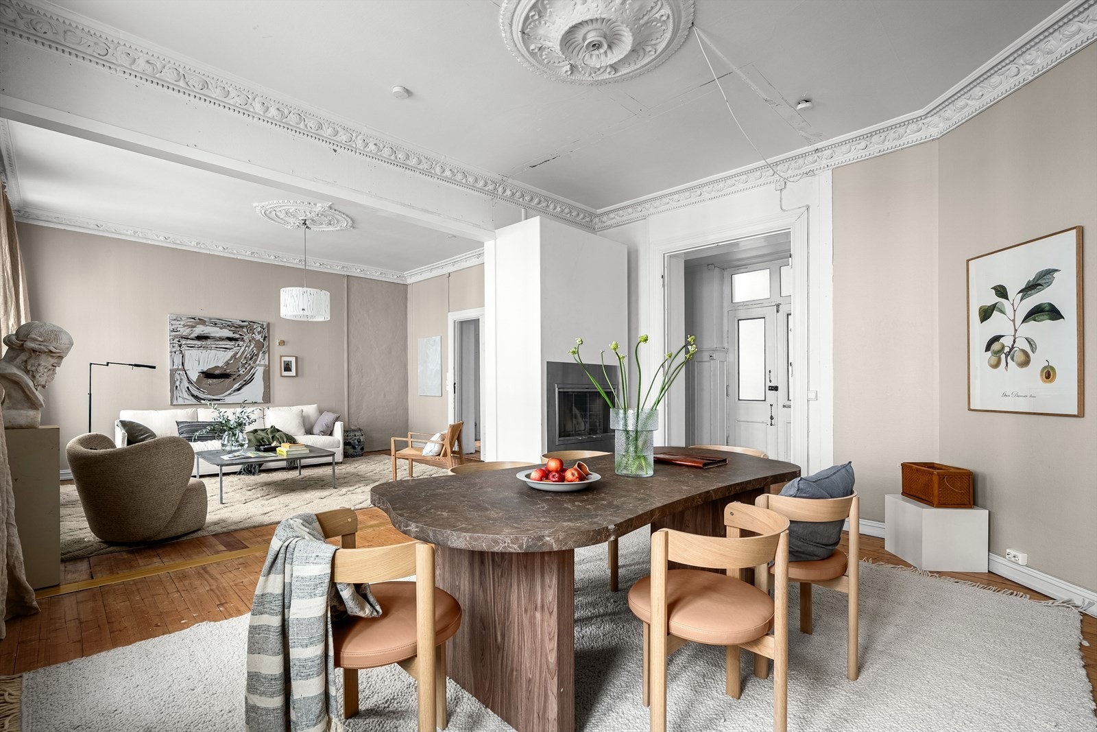 Det er god plass til spisebord som er et hyggelig og naturlig samlingspunkt både i hverdagen og ved festligere anledninger. Galleribilde