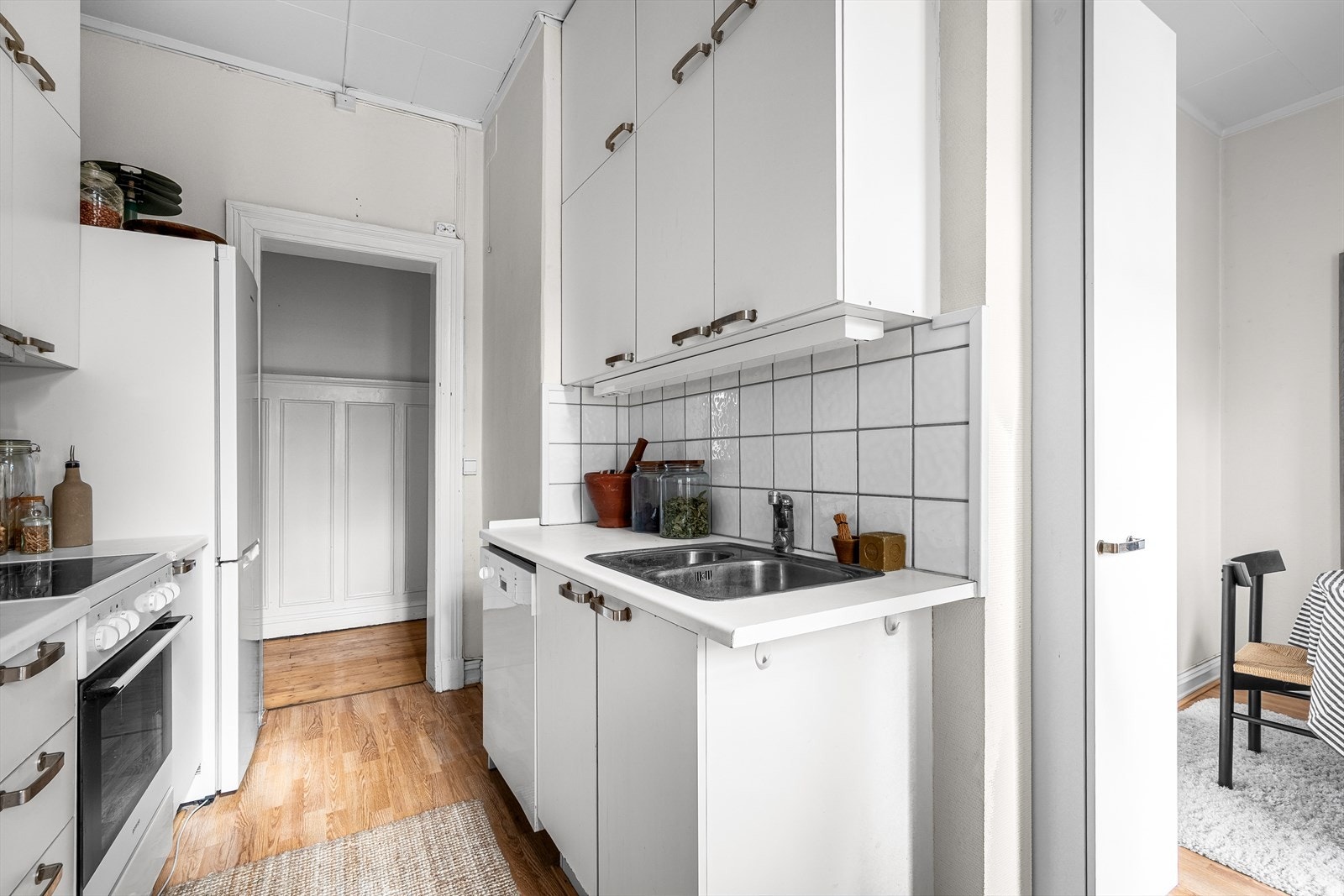 Kjøkkenet er innredet med frittstående kjøl/frys, komfyr og oppvaskmaskin. Galleribilde