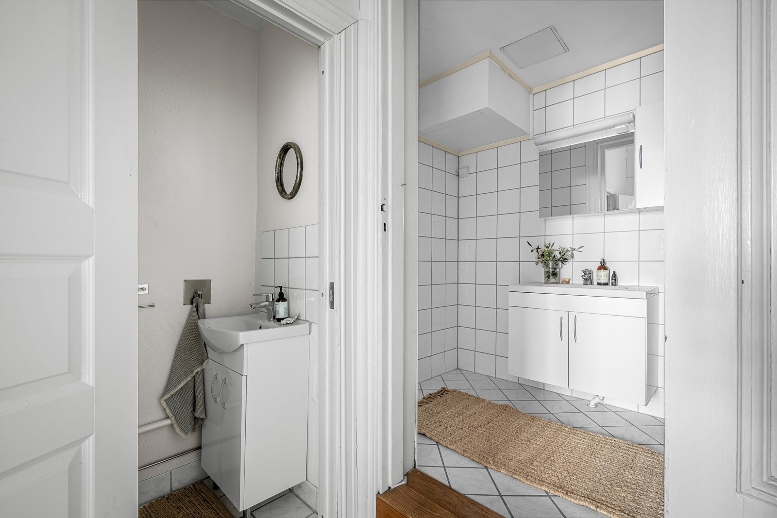 Badet er innredet med dusjkabinett med blandebatteri og innredning med heldekkende servant med blandebatteri og overskap med speil og lys. Det er elektrisk avtrekksvifte og tilluft. Galleribilde