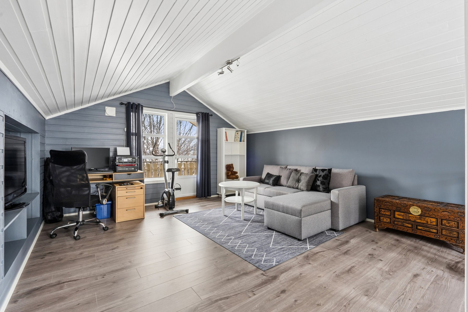 Romslig loftstue med utgang til balkong - perfekt som tv-stue, kontor eller flerbruksrom. Galleribilde