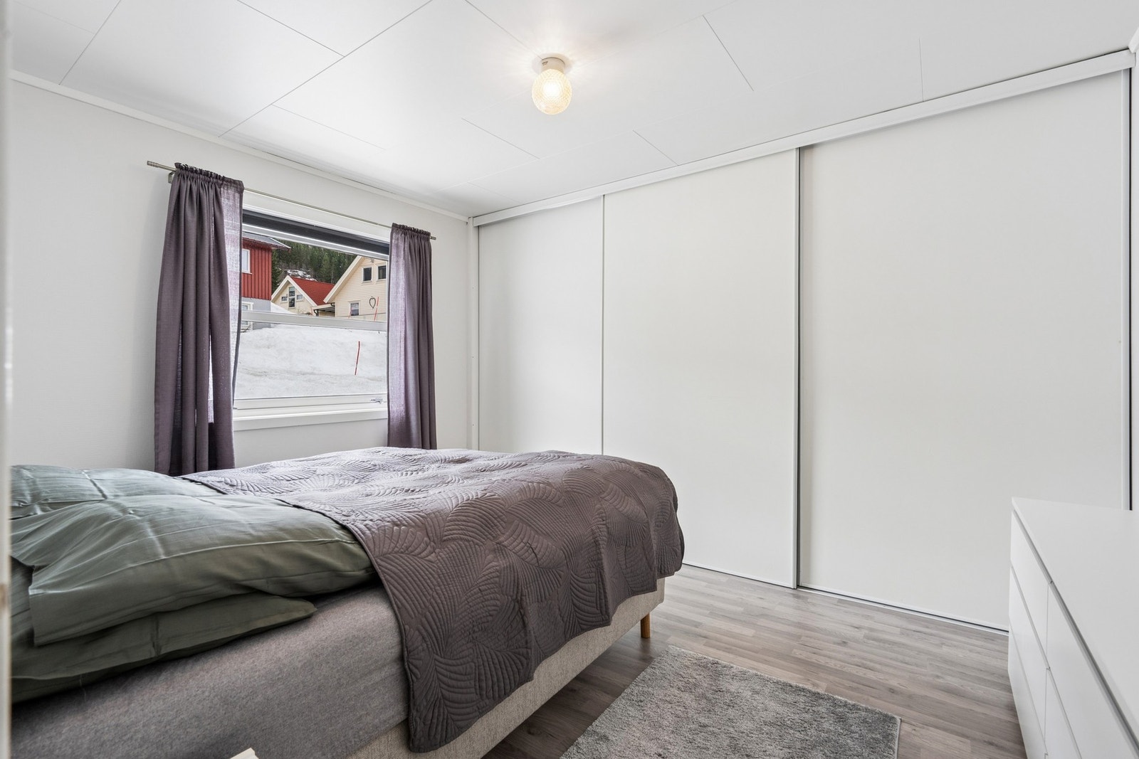 Soverom i hovedetasjen med god oppbevaringsplass og romslige skyvedørsgarderober. Galleribilde