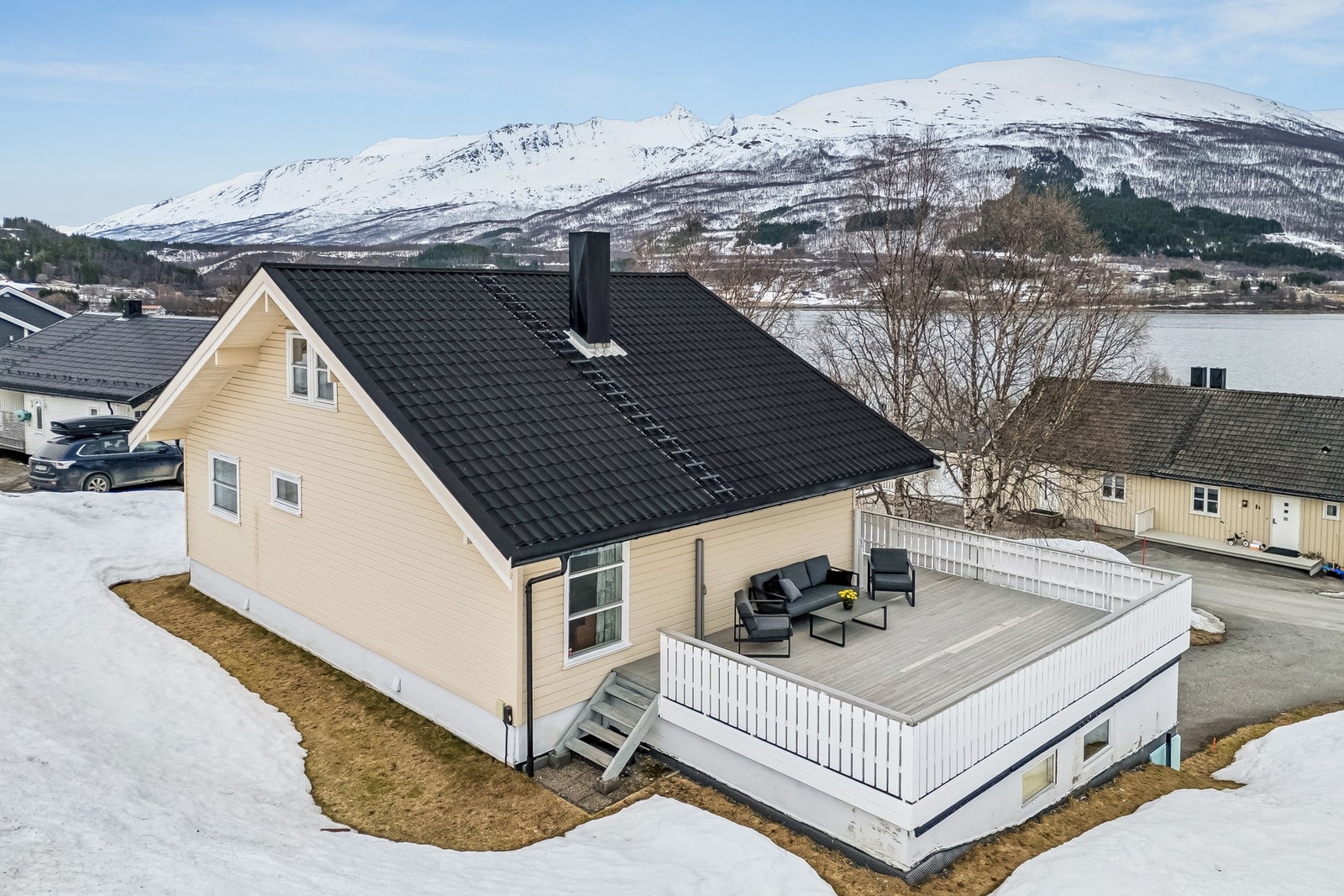 Boligen byr på romslig veranda og nydelig utsikt. Galleribilde