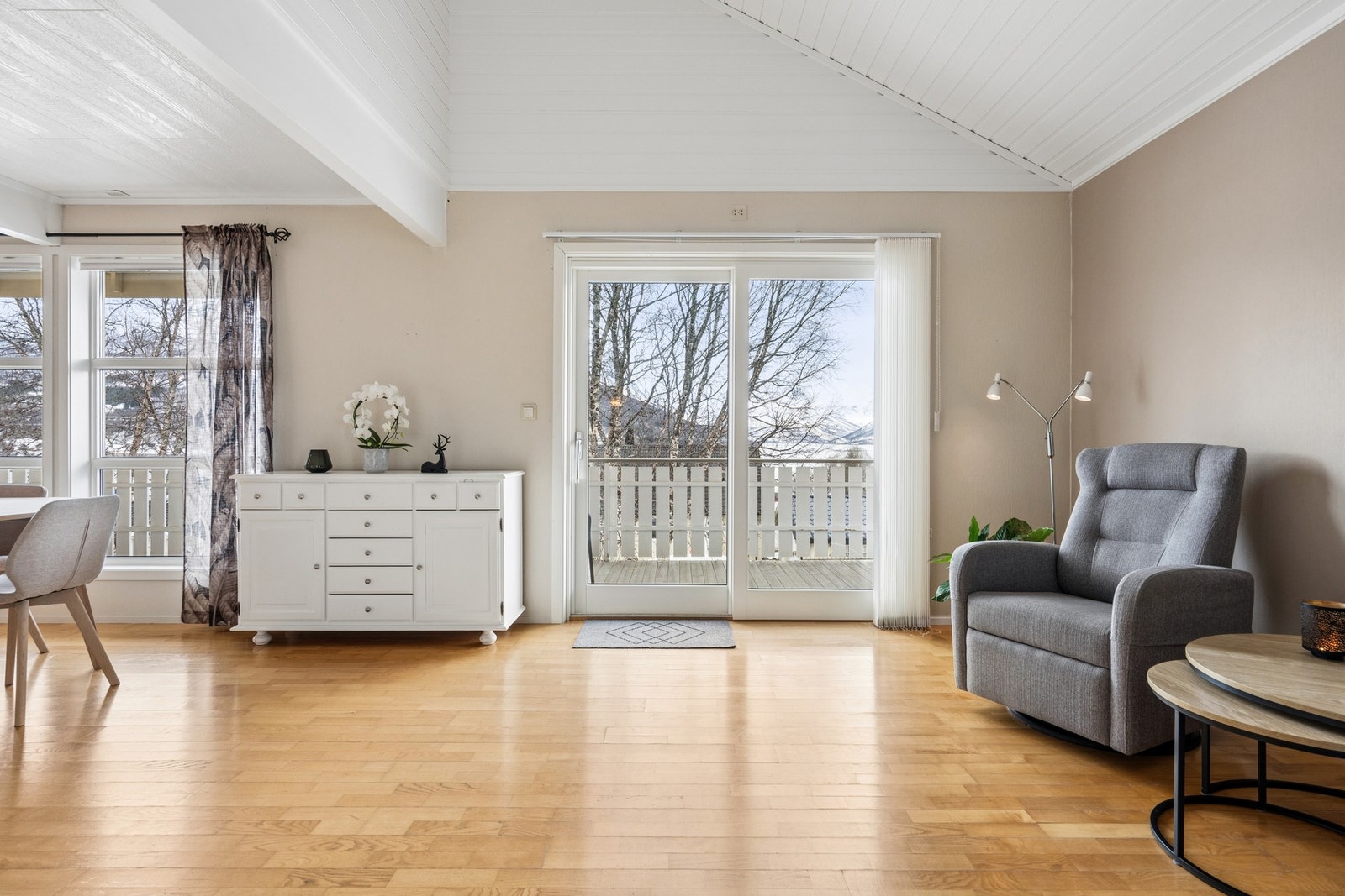 Store vindusflater gir rikelig med naturlig lys. Galleribilde
