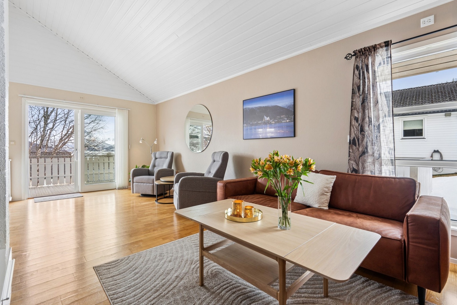 Direkte utgang til veranda og utsyn mot naturskjønne omgivelser. Galleribilde