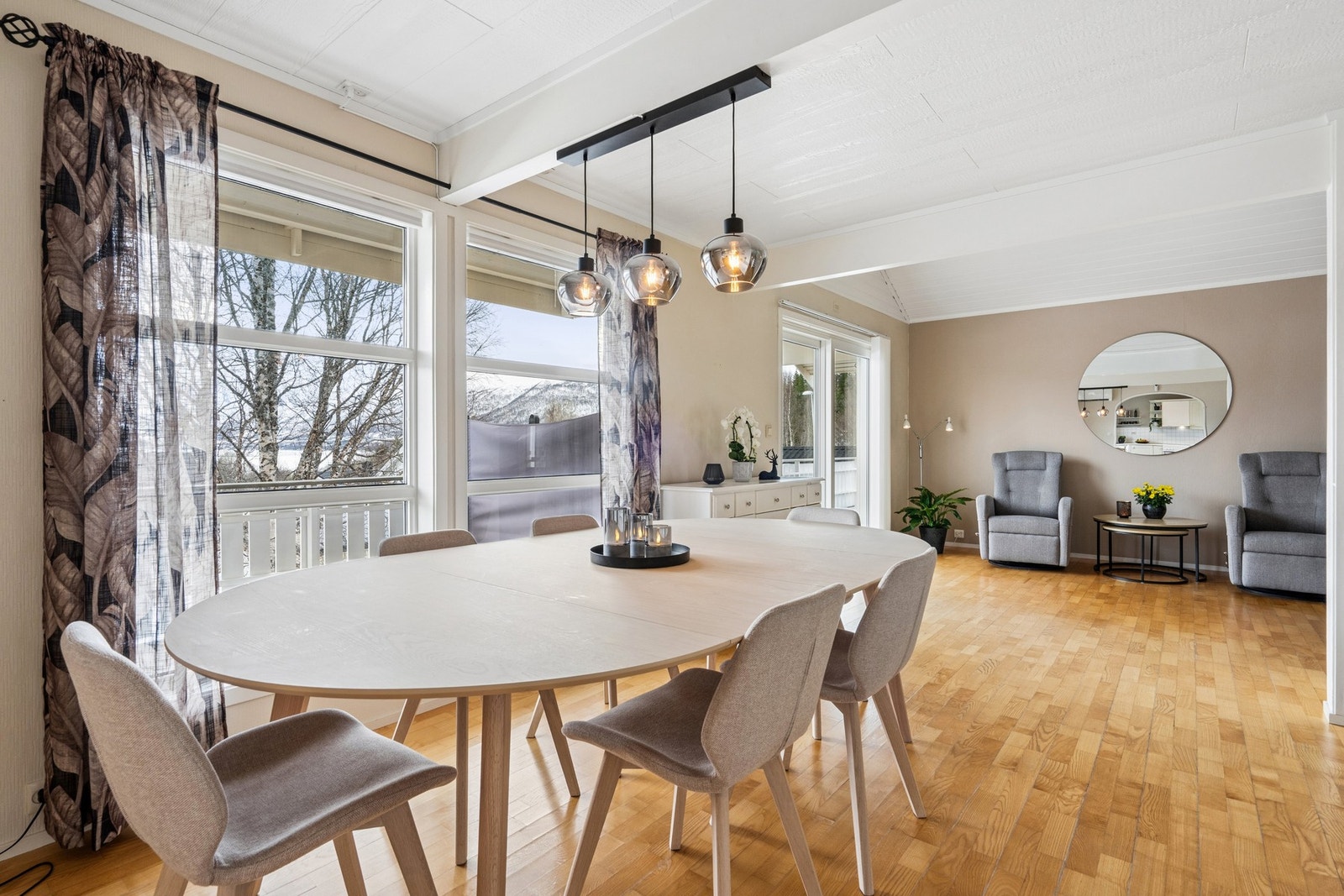 Stue med spisegruppe og utsikt som gir en ekstra god romfølelse. Galleribilde