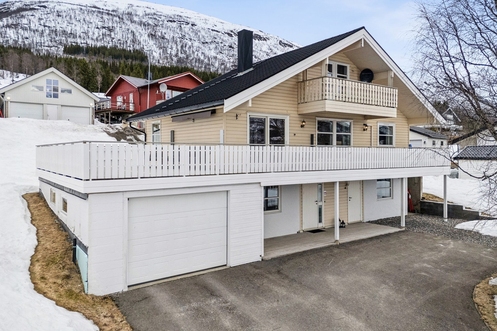 Egen bod i underetasje med inngang til garasje. Galleribilde