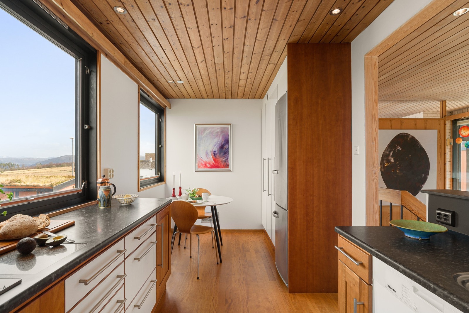 I hjørnet av rommet er det fin plass til frokostbord ved vinduene, der utsikten er fantastisk og vidstrakt. Galleribilde