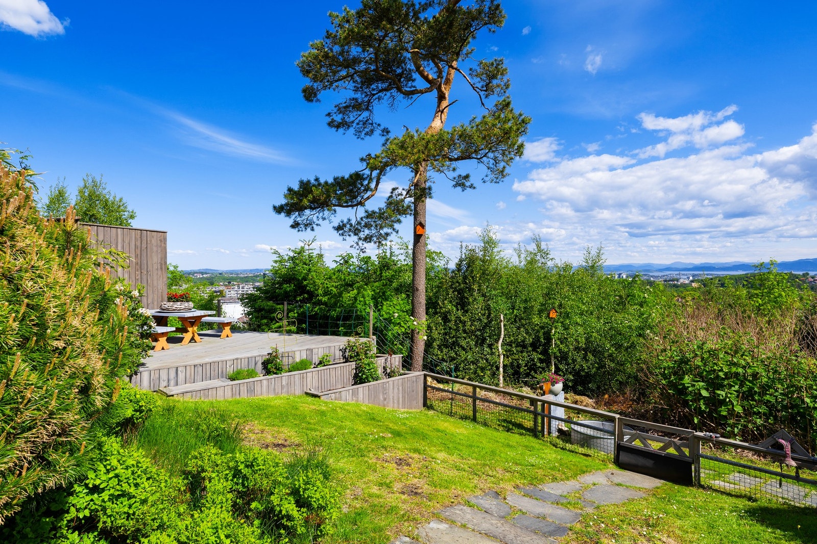 Solen kan også nytes på flere flotte terrasser til ulike tider av døgnet. Blant annet er det to nordvendte terrasser; den ene en markterrasse på ca. 16 kvm og den andre på ca. 12 kvm. Galleribilde