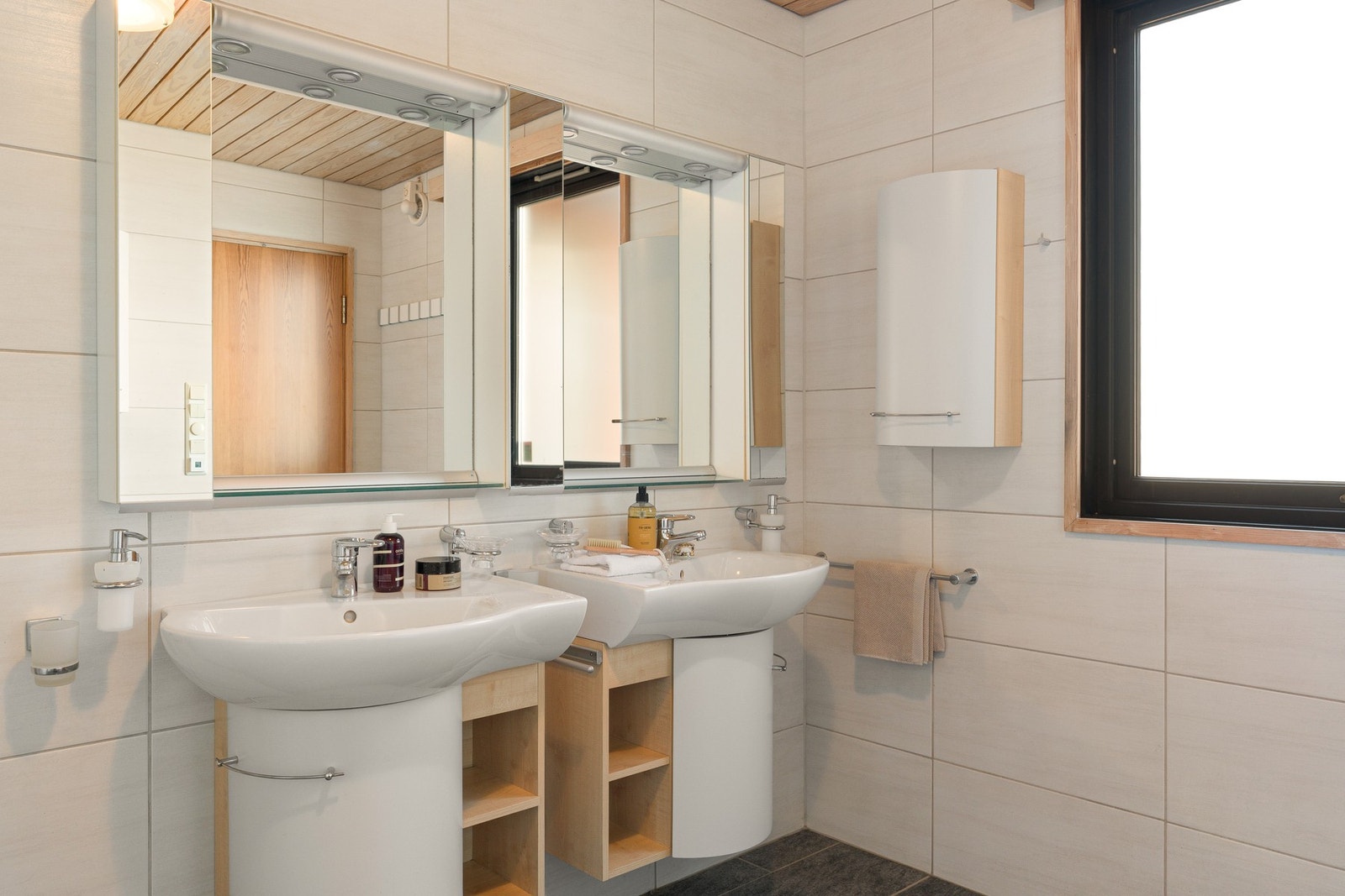 Badet fra 2003 ligger i suite med hovedsoverommet og er familievennlig innredet med to servantinnredninger og to speilhyller. Galleribilde