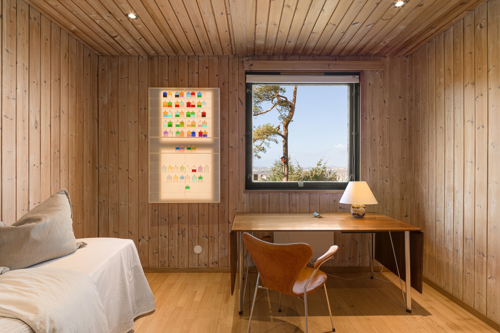 Soverommene har panelhimling med nyere led-downlights, matchende panelvegger og parkettgulv. Galleribilde