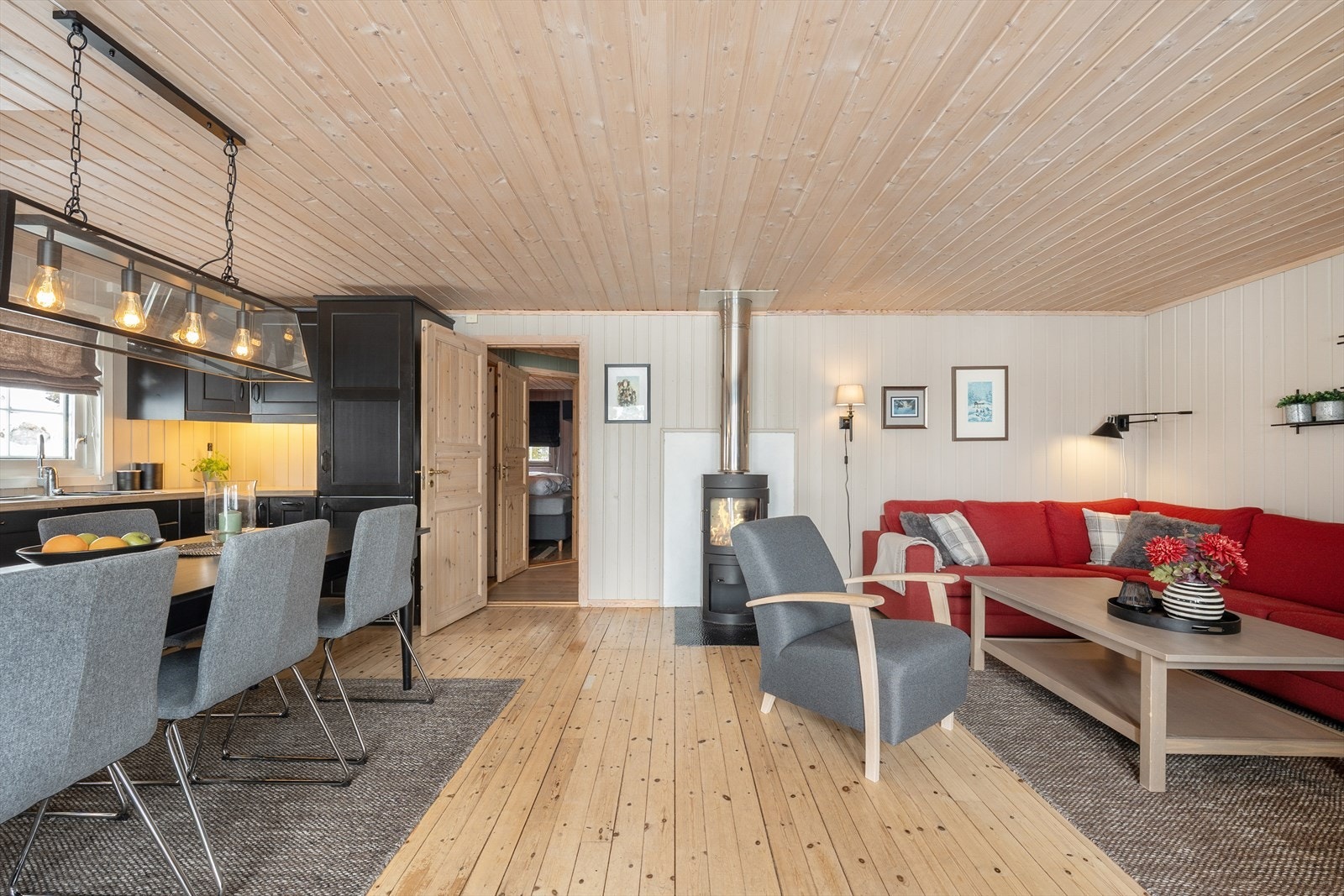 Her har man god plass til både sofagruppe og spisebord Galleribilde