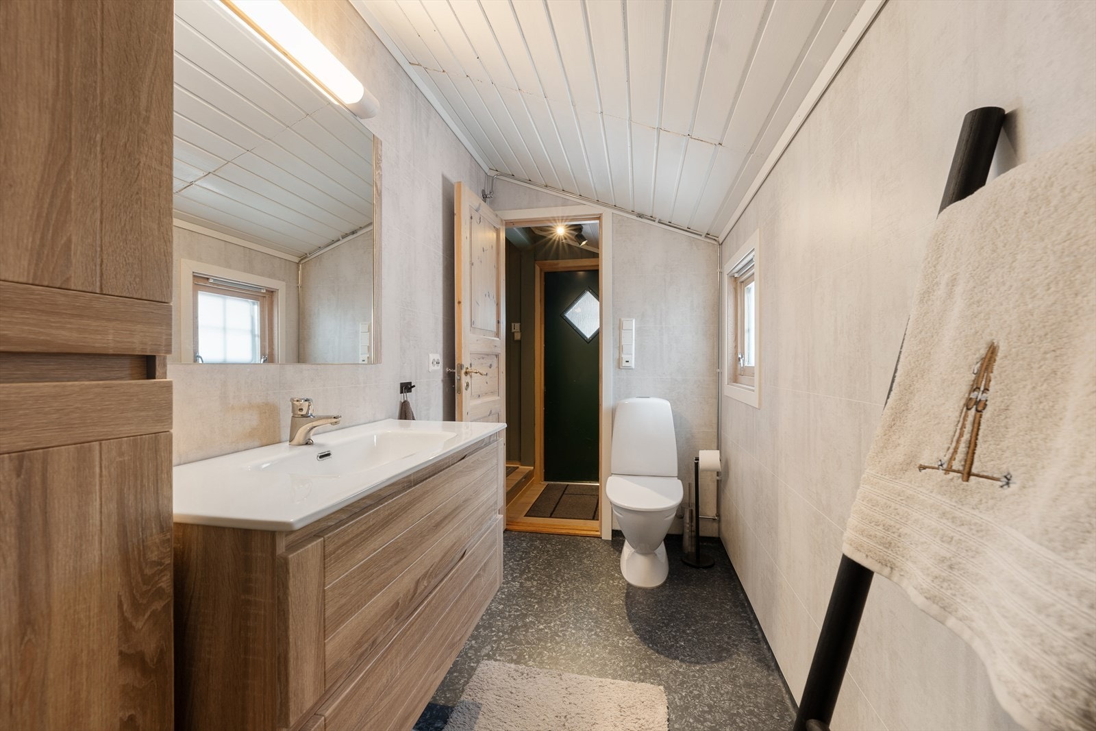 Baderom med lys innredning Galleribilde