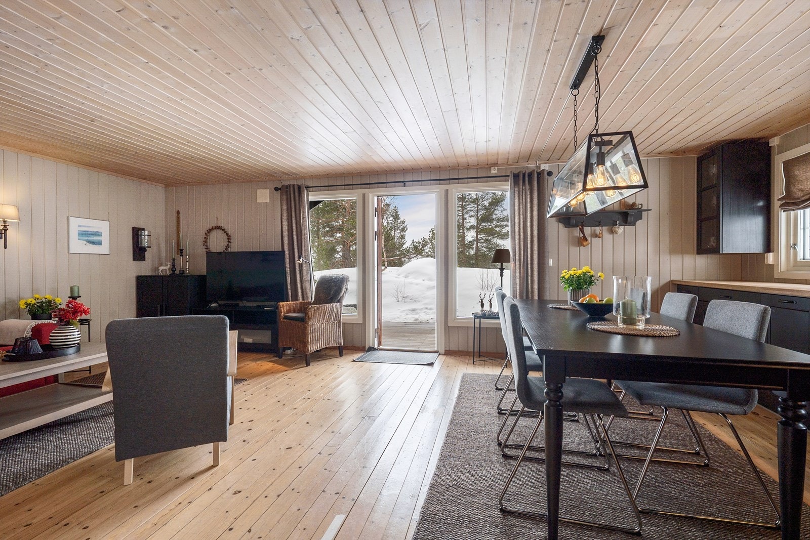 Fra stua er det utgang til solrik terrasse Galleribilde