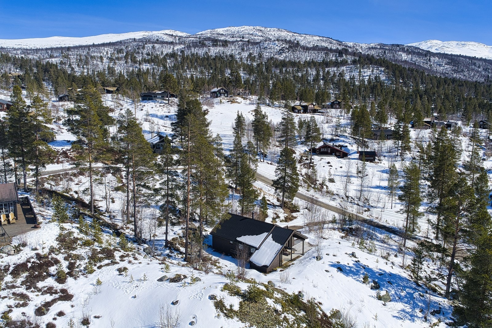 Ca. 9 km til Hovden sentrum, hvor man finner dagligvarebutikker, skiløyper og alpinanlegg Galleribilde