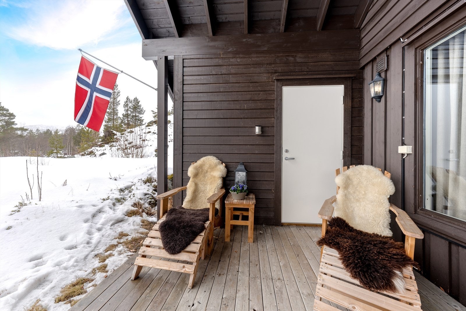 Hytta har også et trivelig uteområde ved inngangspartiet Galleribilde