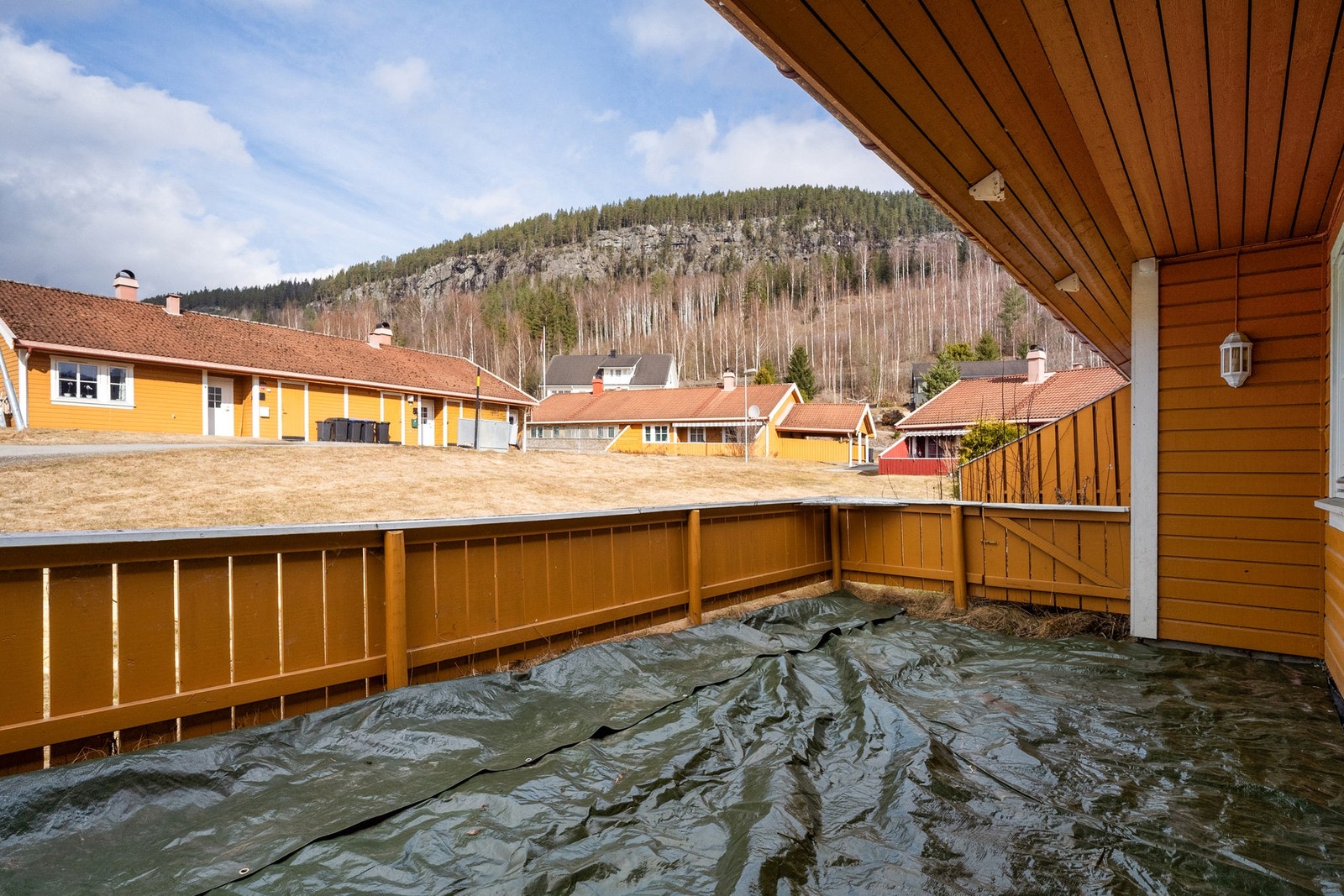 Tidligere terrasse er fjernet, og ny løsning må påregnes - noe som gir deg muligheten til å utforme uteområdet etter egne ønsker og behov. Galleribilde
