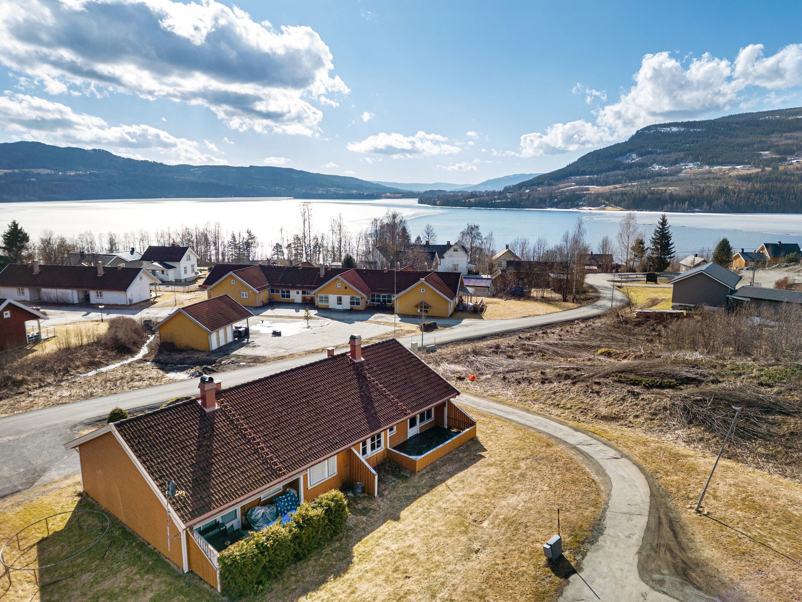 Velkommen til en praktisk og lettstelt halvpart av tomannsbolig med god beliggenhet i Odnes! Galleribilde