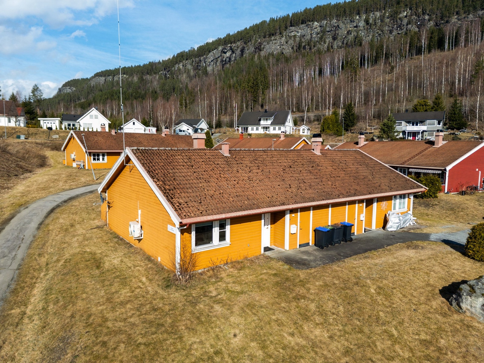 Boligen har en attraktiv og naturskjønn beliggenhet, med gode solforhold og et hyggelig utsyn over nærområdet. Galleribilde