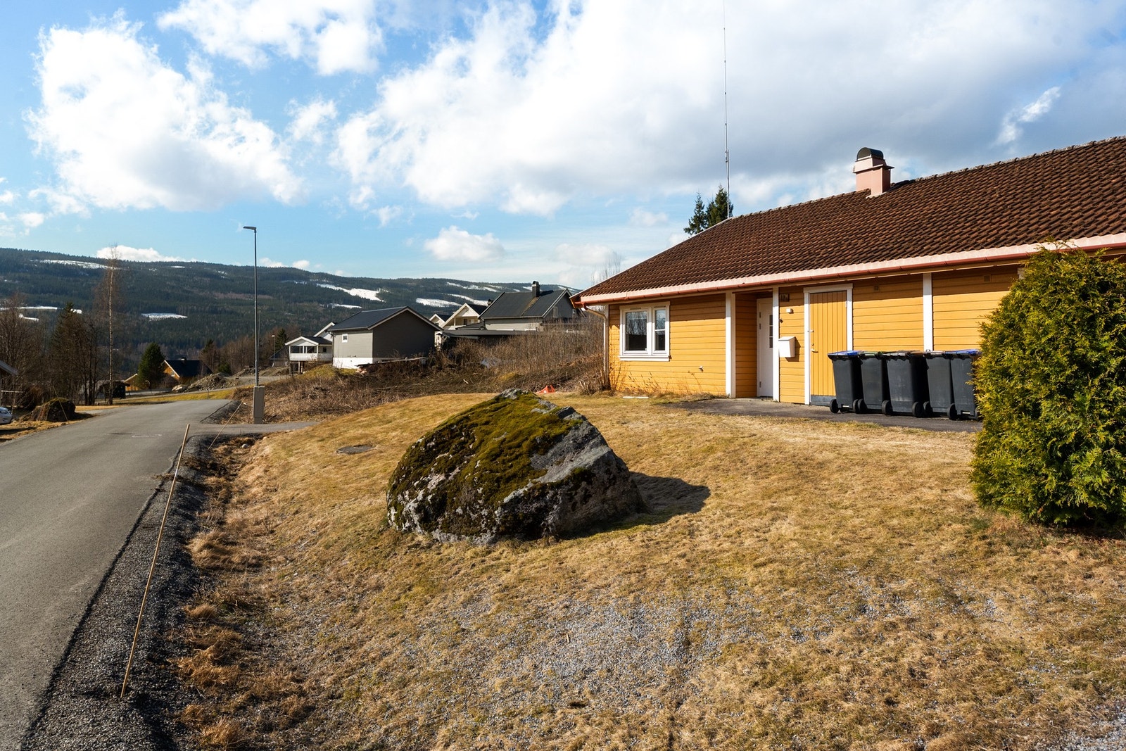 Dette er en fin bolig for førstegangskjøpere, par eller små familier som ønsker en lettstelt bolig med oppgraderte overflater og potensial for å sette sitt eget preg. Galleribilde