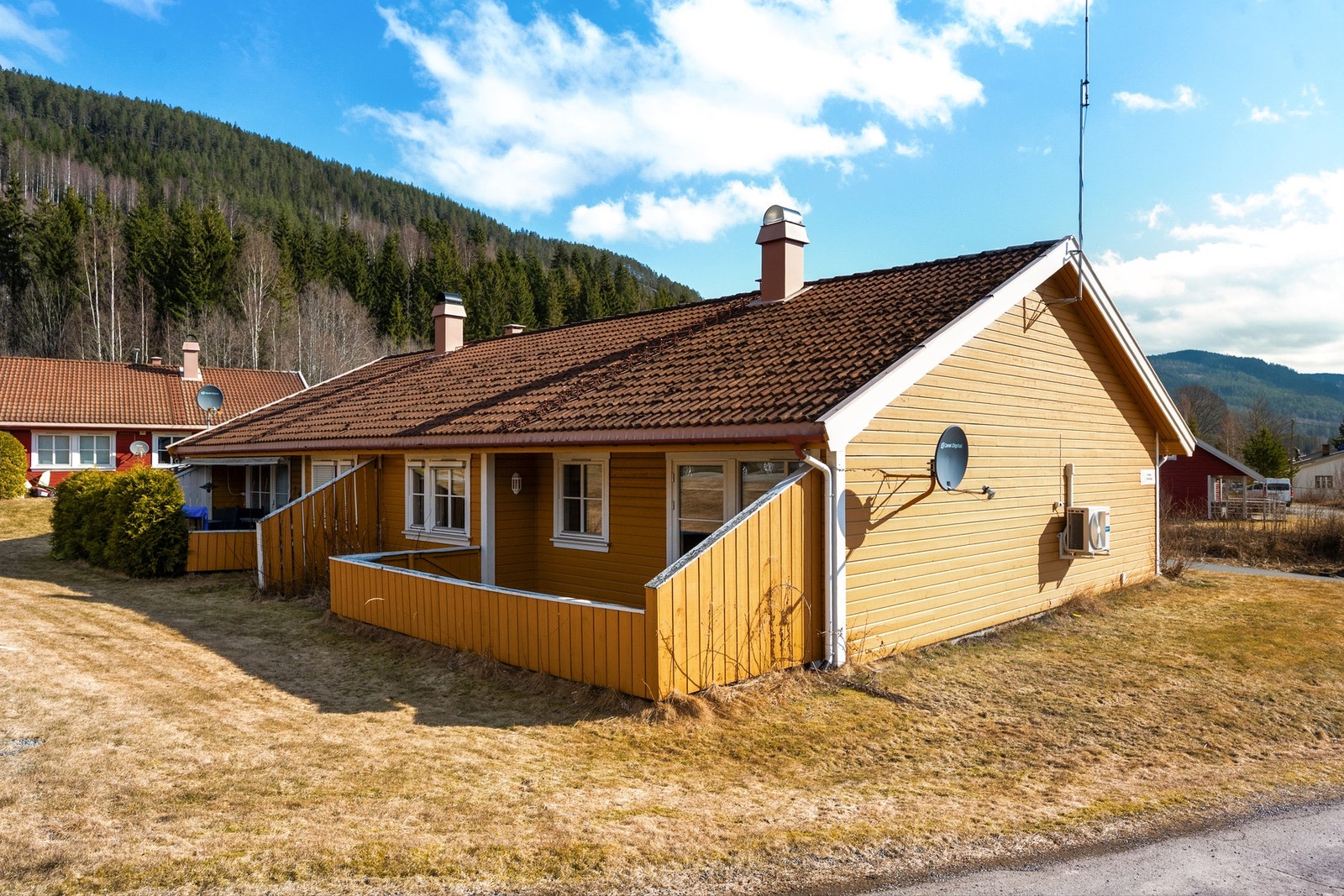 Boligen er oppført i 1996 og fremstår som lys og innbydende etter flere oppgraderinger de senere år. Galleribilde
