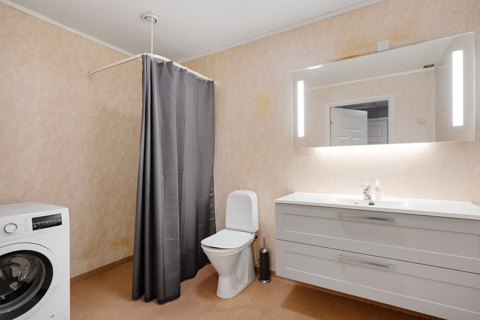 Badet er fra byggeår og har våtromsbelegg på gulv og vegger. Galleribilde