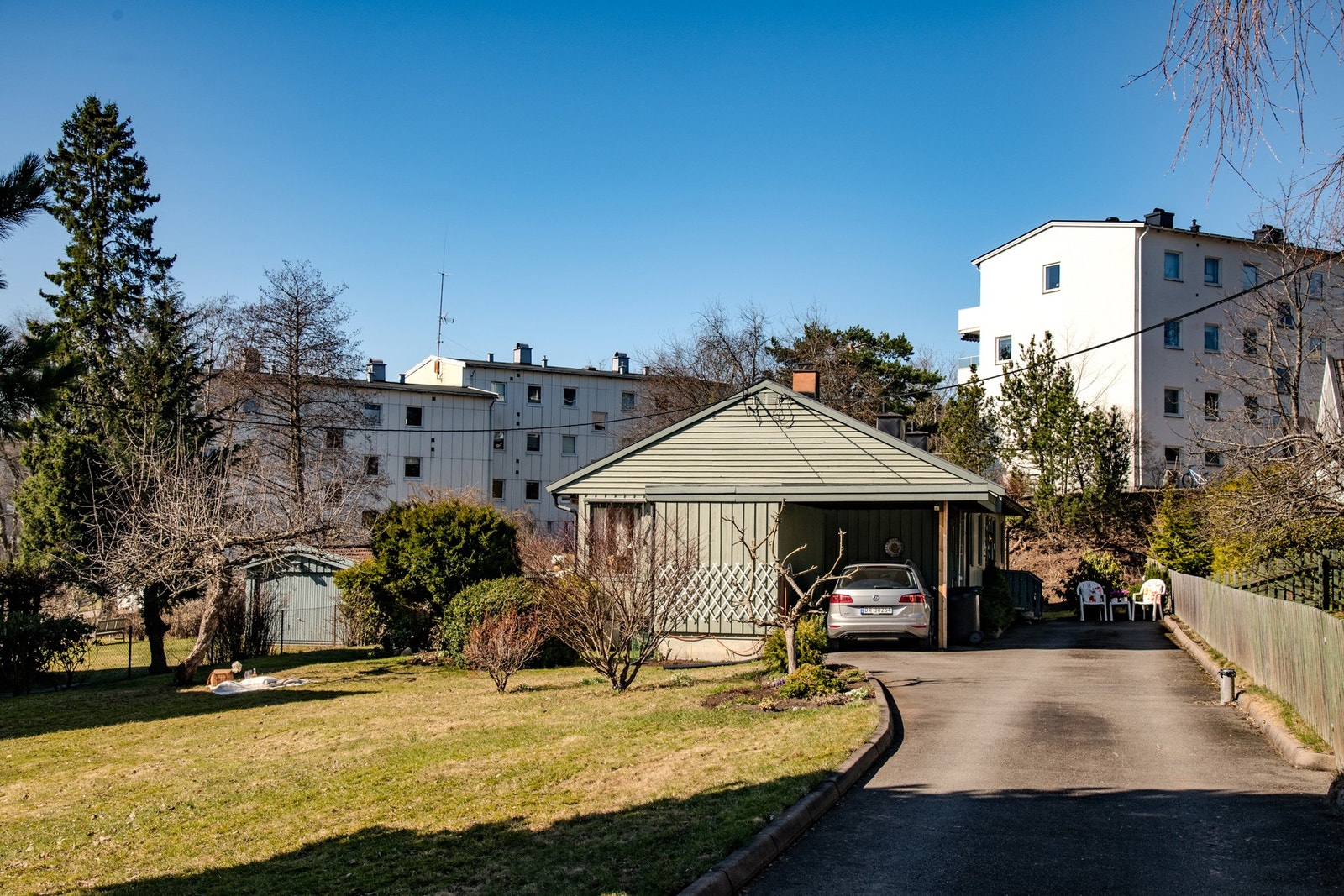 Det er rikelig med parkering på egen tomt. Galleribilde