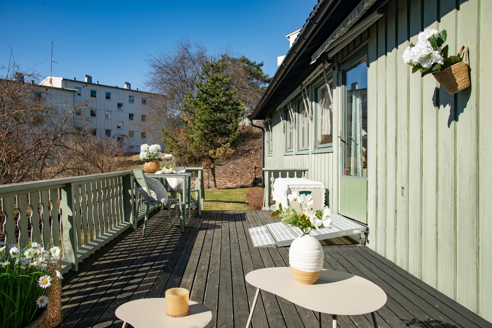 Boligen er utstyrt med elektrisk markise ved terrassen samt vindusmarkiser i stue, spisestue og ett soverom. Galleribilde