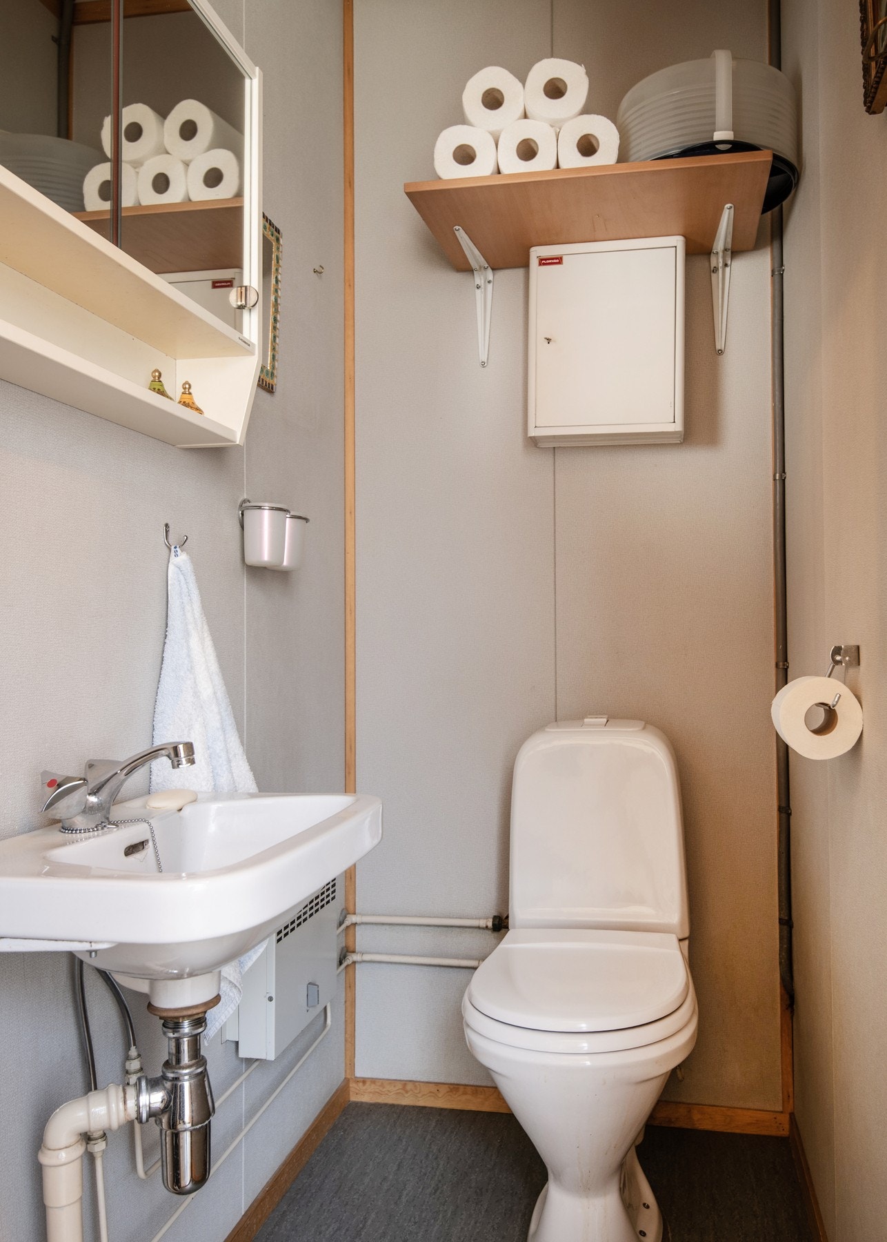 Separat toalettrom med servant og toalett. Galleribilde