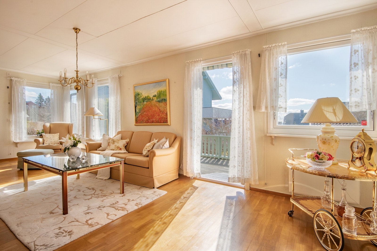 Fra stuen er det direkte utgang til en terrasse i trekonstruksjon på ca. 20 kvm. Galleribilde