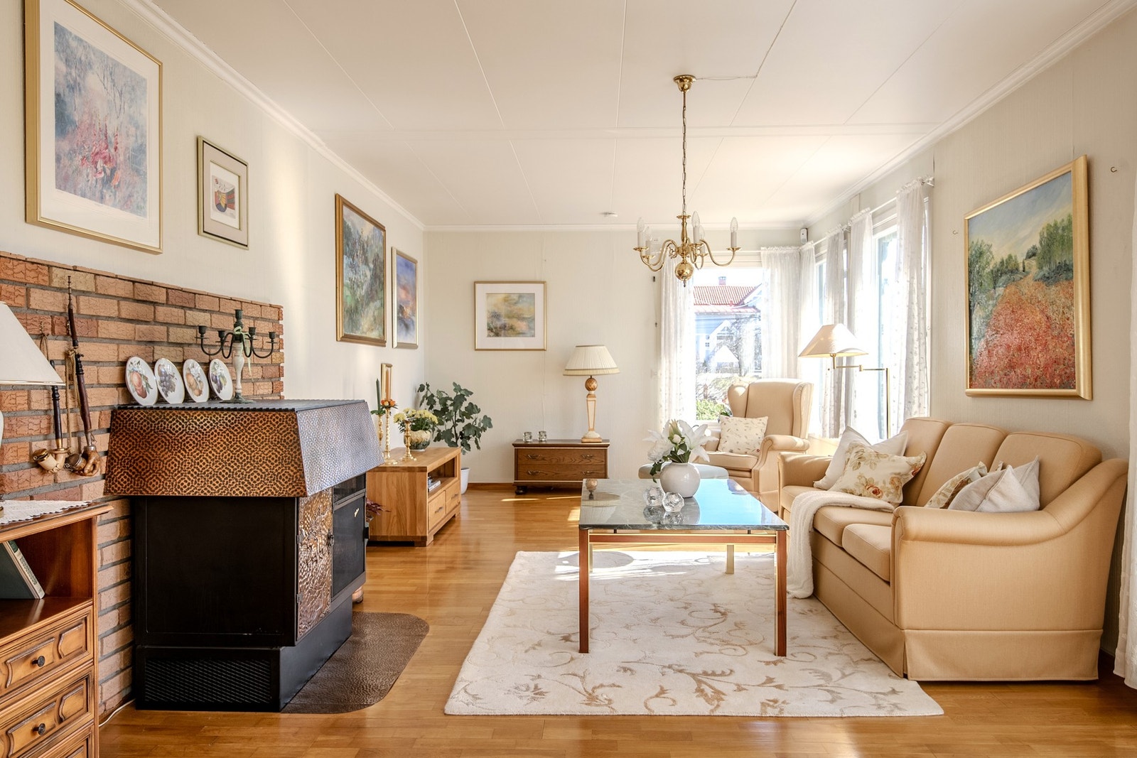 Stuen er romslig og har en lun atmosfære med kombinert ved- og parafinkamin som bidrar til både varme og hygge. Galleribilde