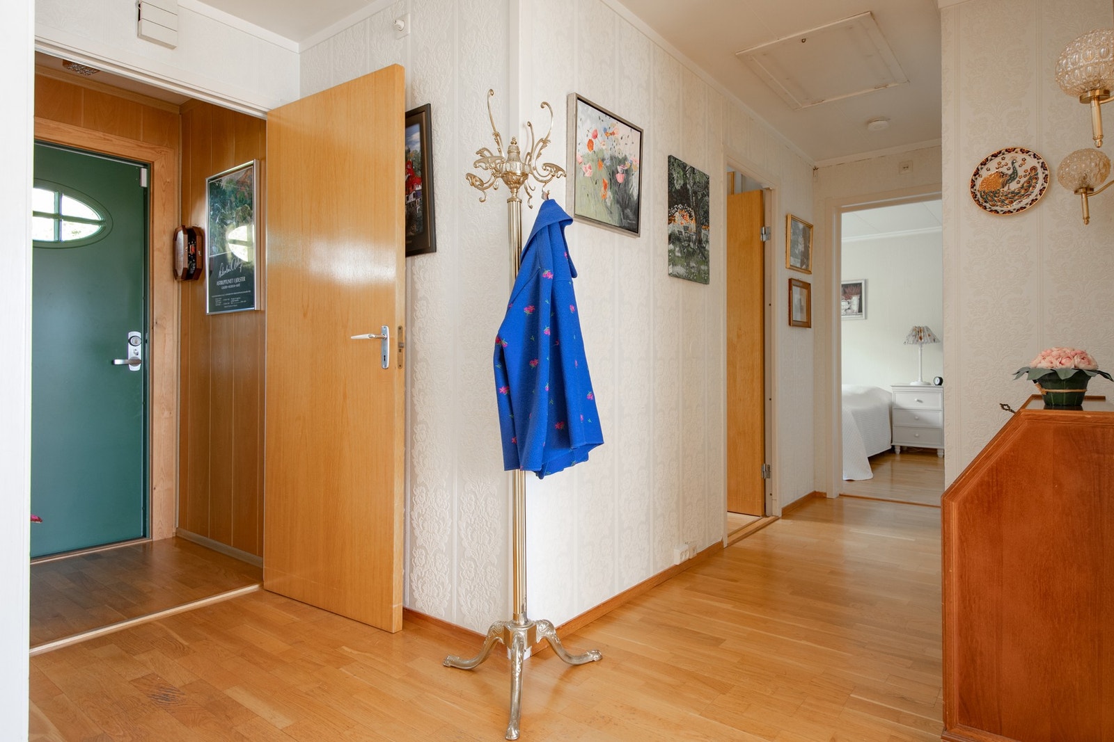 Vindfang og gang gir adkomst til boligens øvrige rom, og det er godt med oppbevaringsmuligheter i form av garderobeskap. Galleribilde