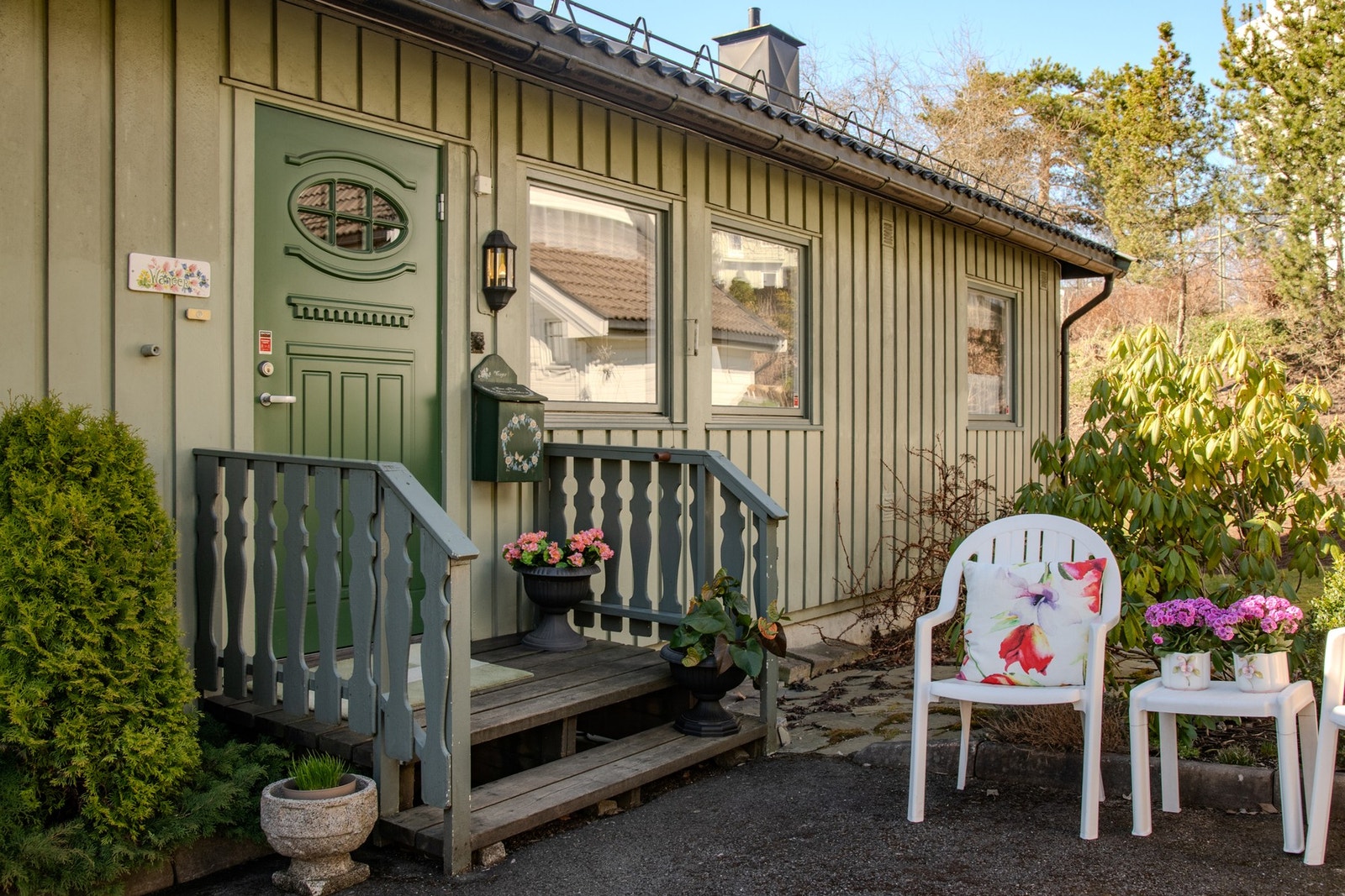 Innbydende inngangsparti med mindre terrasseplatting. Galleribilde