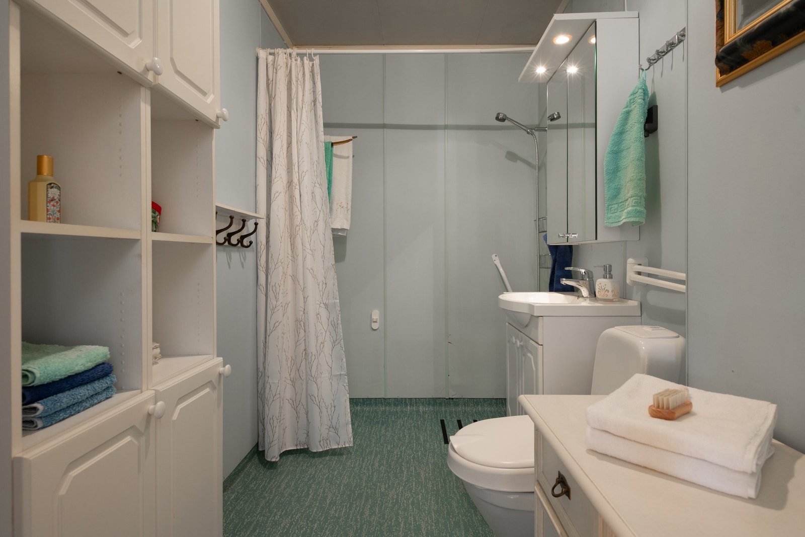 Badet og vaskerommet er begge fra byggeåret og fremstår med behov for oppgradering. Galleribilde