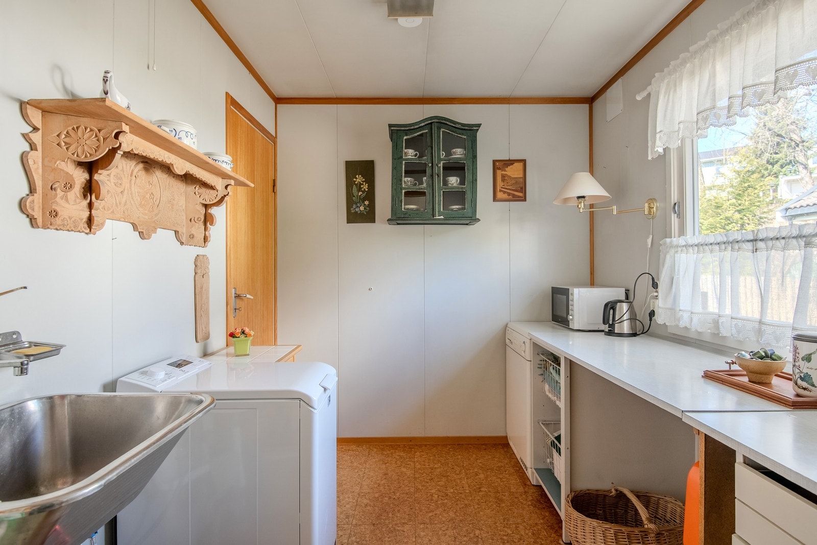 Vaskerommet har vinylbelegg på gulv, malte plater på vegger, skyllekum og opplegg for vaskemaskin. Galleribilde