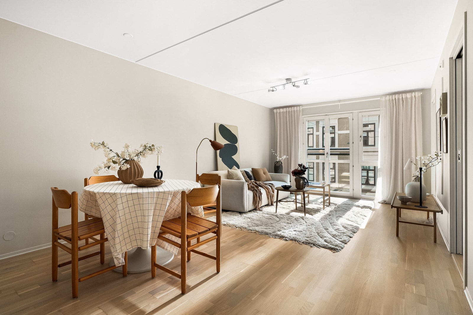 Stuen preges av store vindusflater som sørger for rikelig med naturlig lys. Foto: Oh Shots Galleribilde