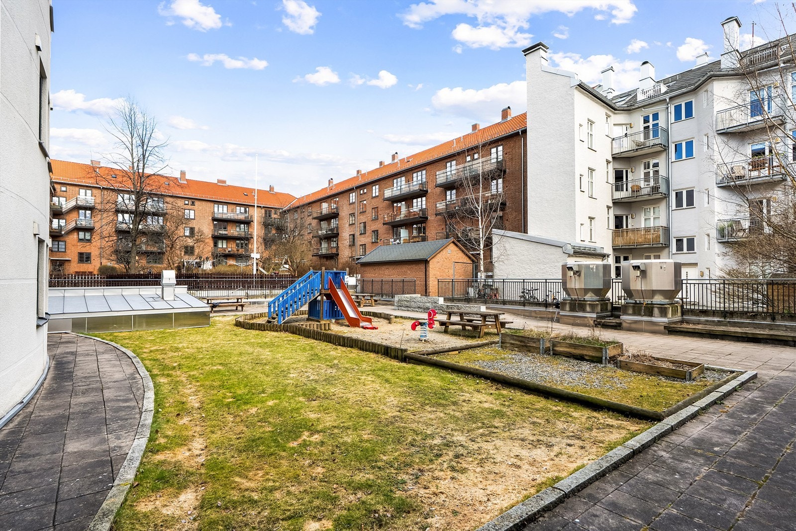 Sameiet har en hyggelig felles bakgård, skjermet for trafikk og støy fra gateplan. Galleribilde