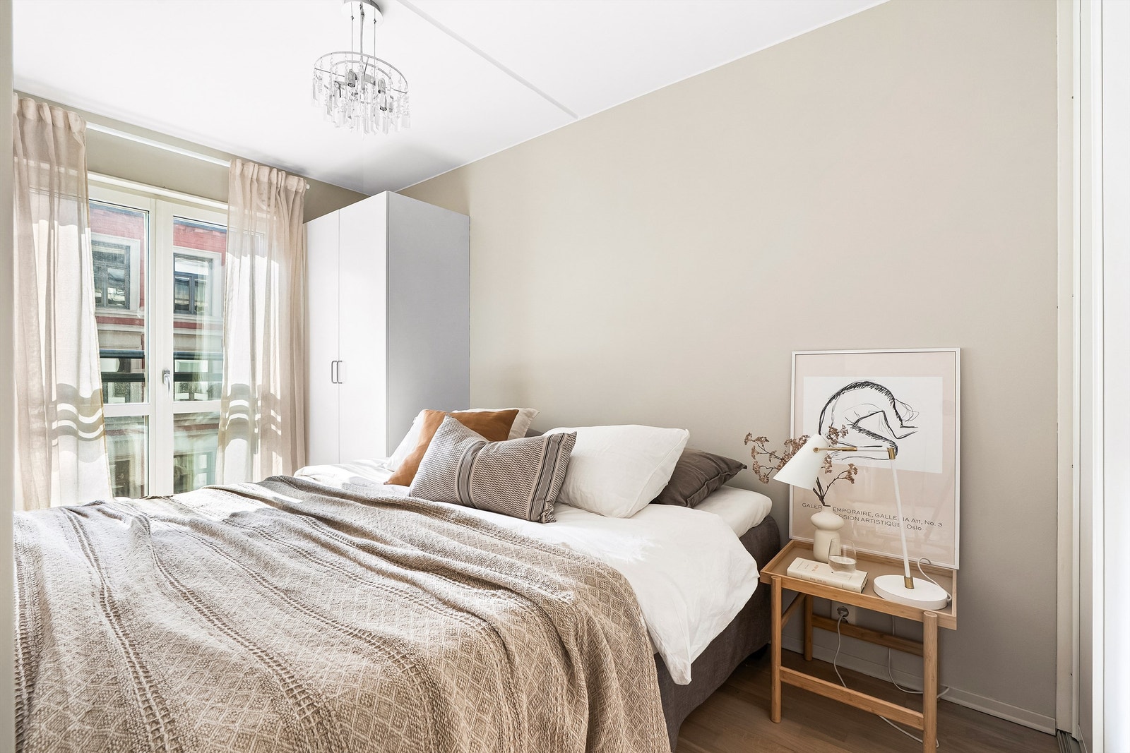 Romslig soverom med plass til stor dobbeltseng, nattbord og garderobeskap. Galleribilde