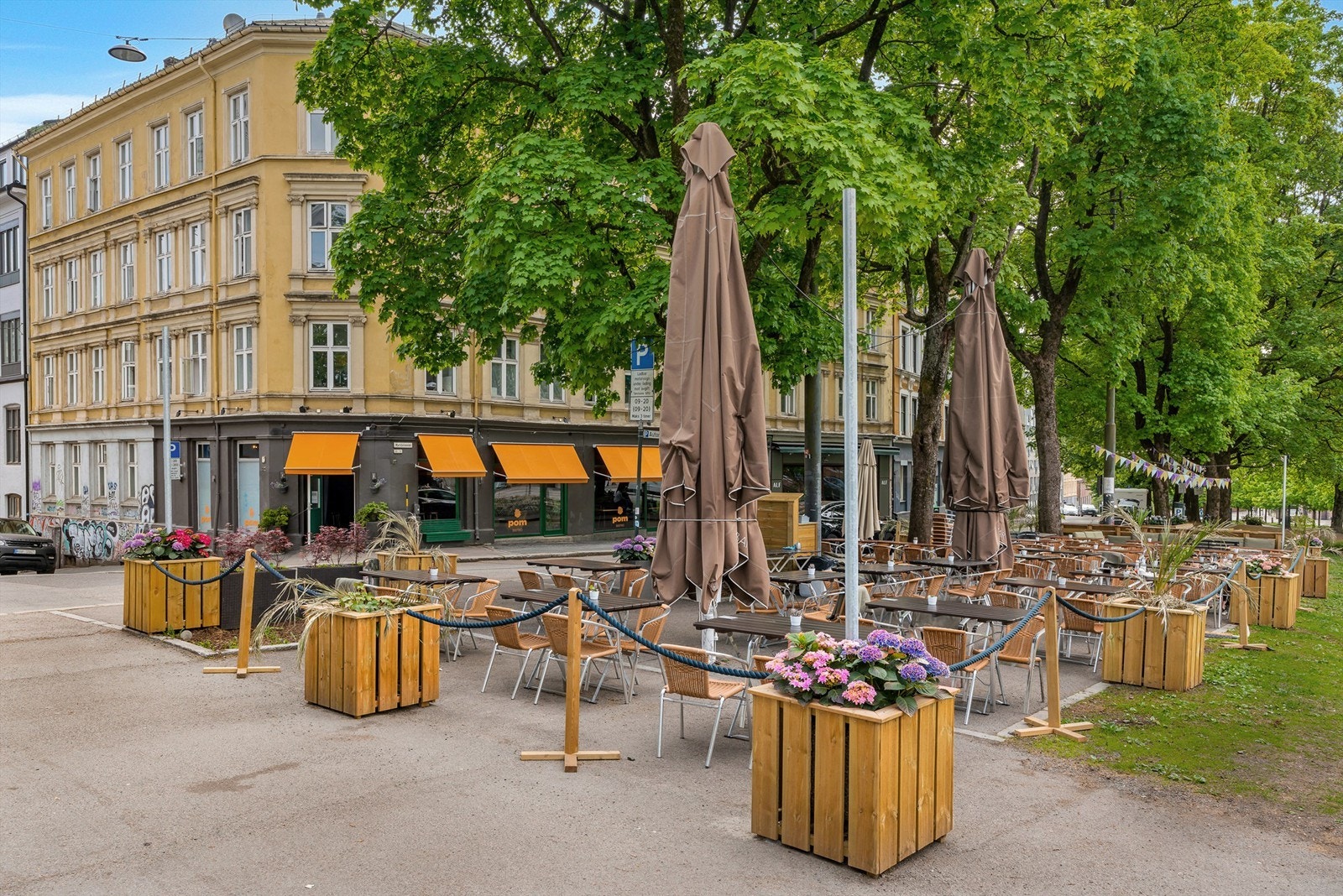 Området er kjent for sitt hyggelige nabolagspreg, samtidig som man har nærhet til pulserende byliv på Kiellands, Grünerløkka og Torshov. Galleribilde
