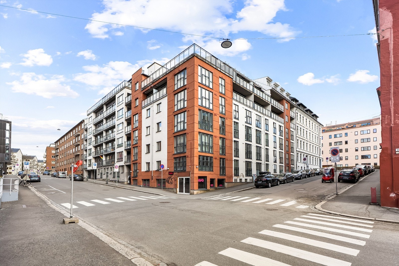 Nyere bygg fra 2010 i etablert nabolag med parken som nærmeste nabo. Galleribilde