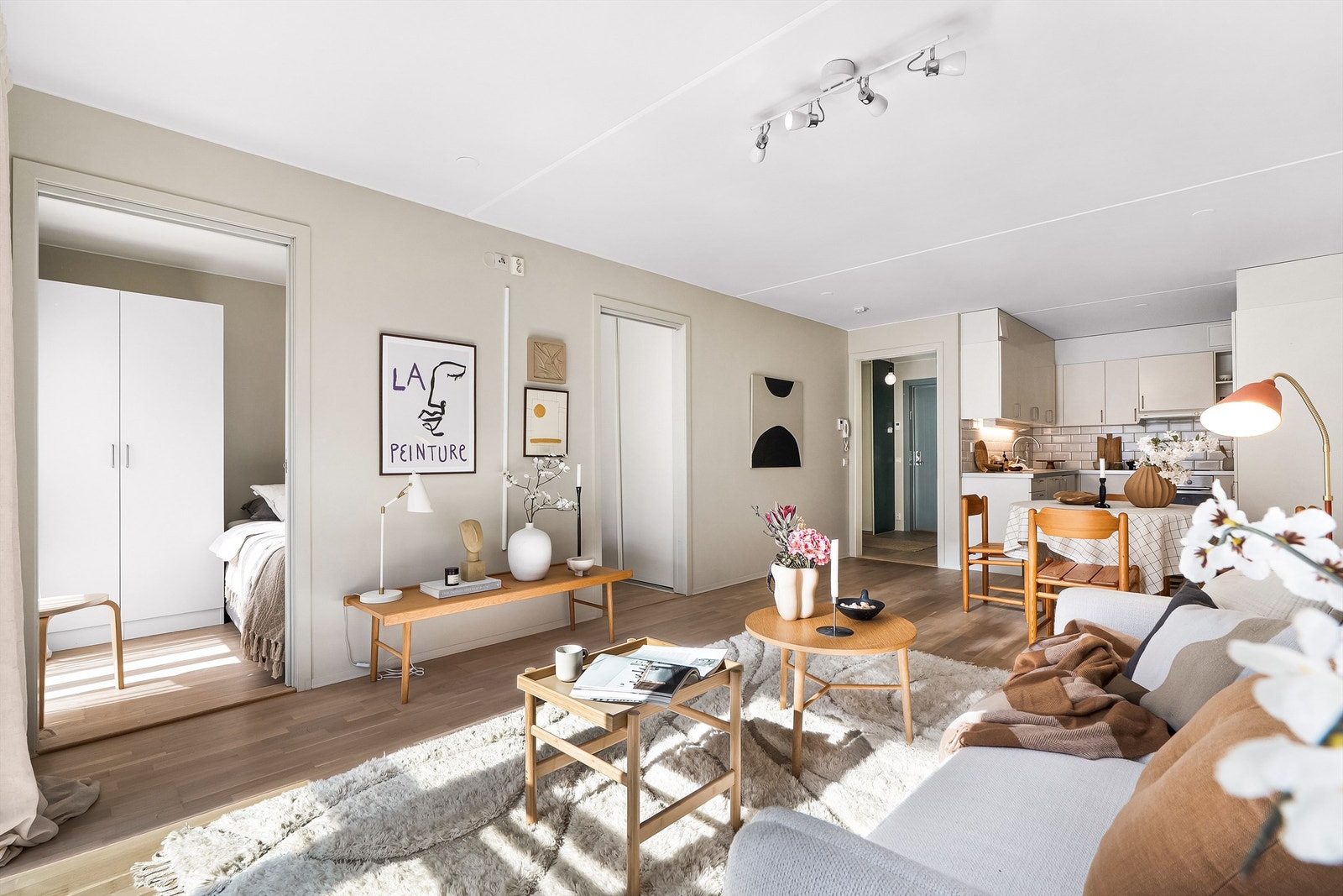 Oppholdsrommet har en arealeffektiv planløsning som gir god plass til både sofagruppe, TV-møblement og spisebord. Galleribilde