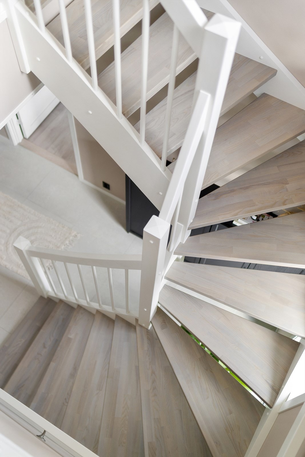 Trappen er med lakkerte eiketrinn og med malte vanger og rekkverk. Galleribilde