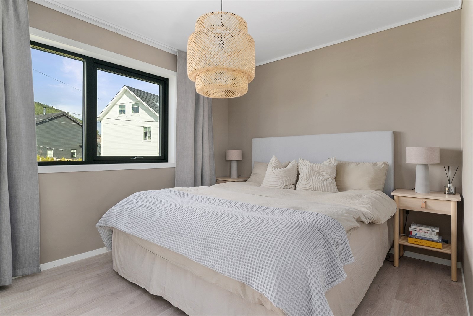 Soverommet har god plass til både dobbelseng og nattbord på begge sider. Fin plassering gjør at det er lite eksponert for både støy og sol. Galleribilde