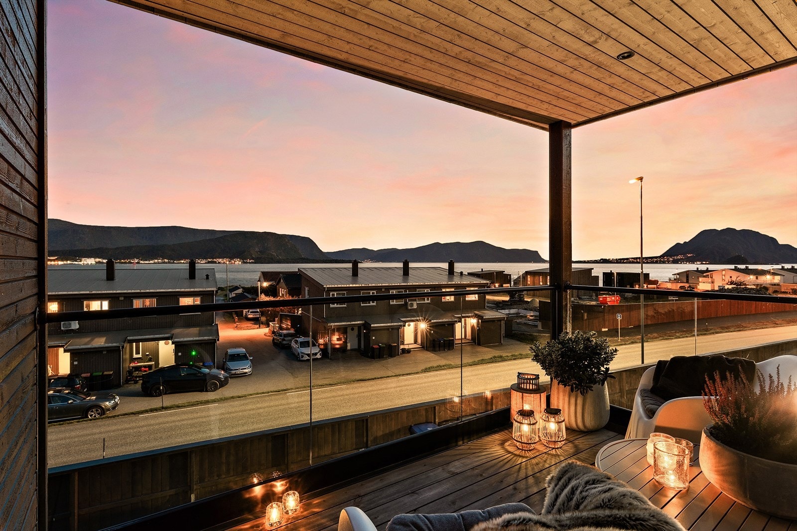 Her følger du enkelt med på skipstrafikken samtidig som du nyter solnedganger nesten hele året. Galleribilde