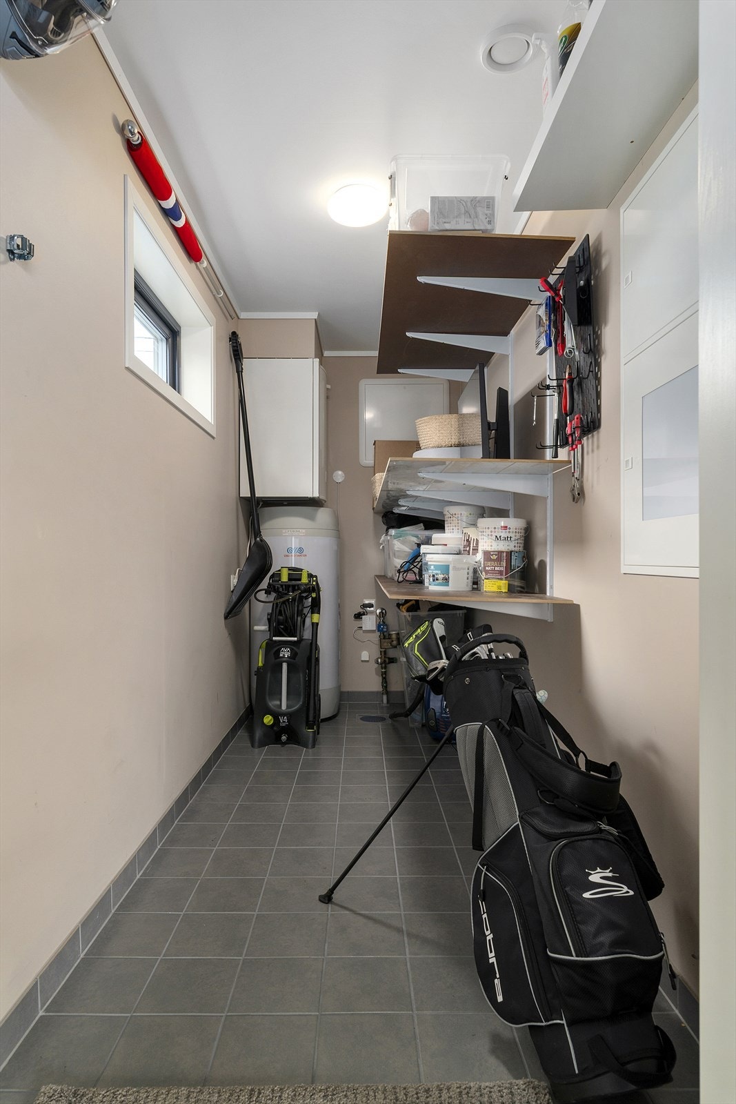 Den utvendige boden har flislagt gulv, tekniske installasjoner og plass til både høytrykksspyler og golfsett. Du bestemmer hva du foretrekker å bruke tiden på! Galleribilde