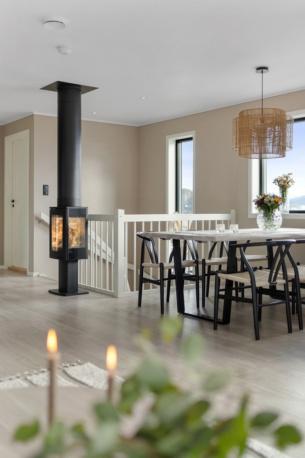 Ildstedet er optimalt for høstkvelder og lange vinterdager og forsterker det lune inntrykket som boligen gir. Galleribilde