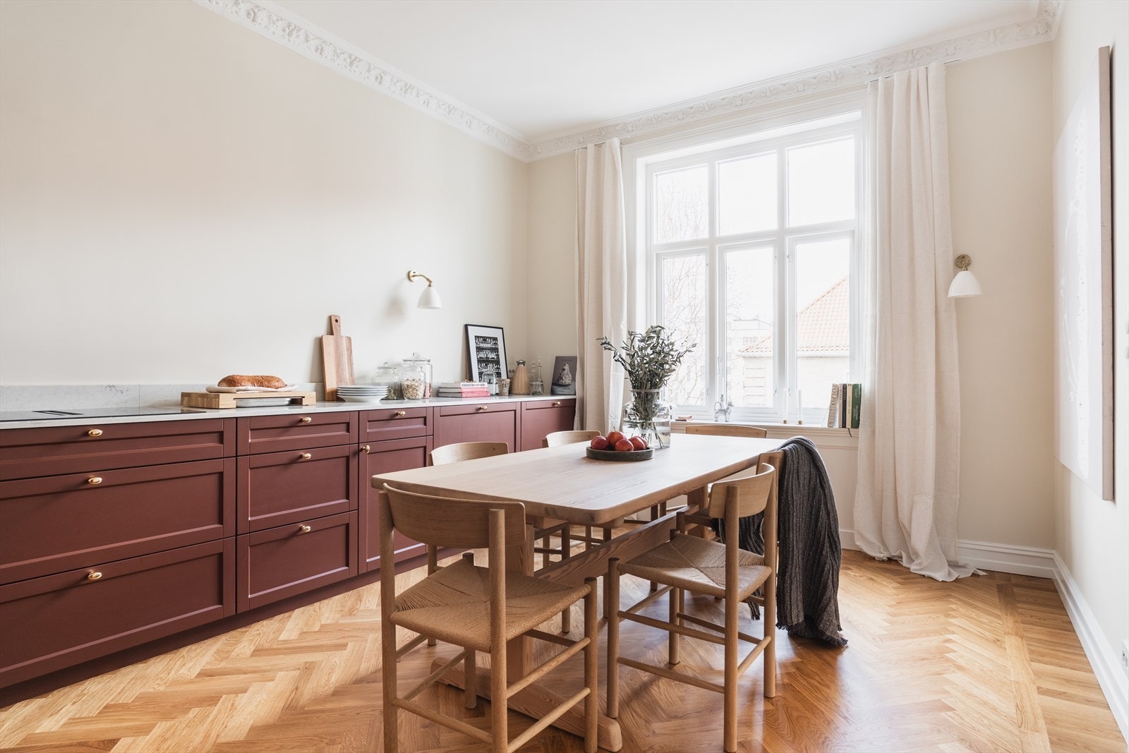 Kjøkkenet gir plass til stort spisebord og har et nydelig lysinnslipp. Galleribilde