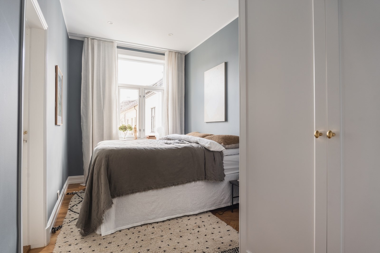 Plassbygde garderobeskap på begge soverom fra Elen Møbelstudio. Galleribilde
